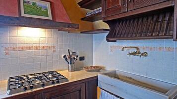 Frigorifero, microonde, piano cottura, lavastoviglie