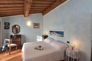 5 sovrum, skrivbord, internet och sängkläder