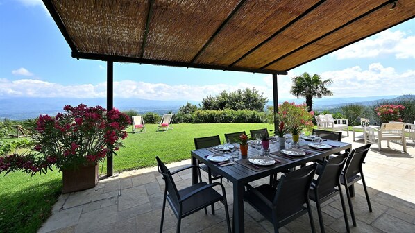 Outdoor dining - Le Ginestre, Montevarchi, Arezzo and Cortona (Montevarchi)