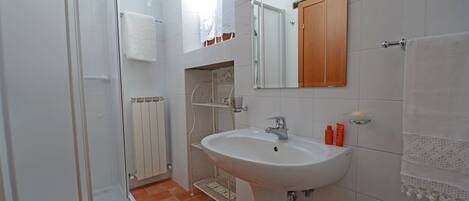 Sèche-cheveux, serviettes fournies