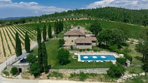 A stone villa with a swimming pool, surrounded by vineyards and trees. - Borratella, Gaiole in Chianti, Siena and Chianti (Gaiole in Chianti)