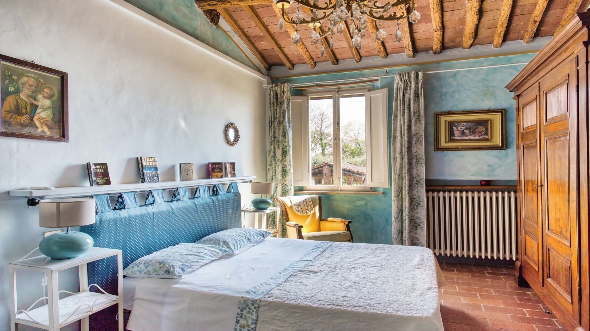 4 bedrooms, iron/ironing board, internet, bed sheets