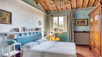 4 bedrooms, iron/ironing board, internet, bed sheets