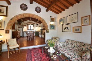 Televisión y chimenea 