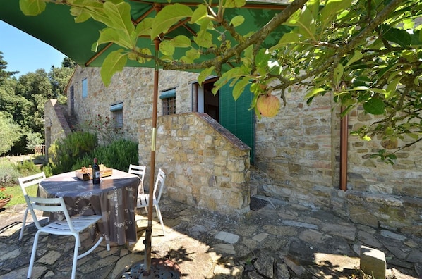 A stone building with a covered outdoor seating area, a staircase, and a tree with fruit. - Boscaiolo, Borgo Bonorli, Poggibonsi, Siena and Chianti (Poggibonsi)