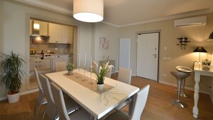 Una cocina moderna con comedor.