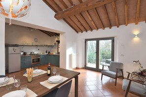 Kühlschrank, Mikrowelle, Herdplatte, Kochgeschirr/Geschirr/Besteck