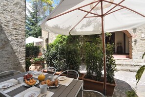 Outdoor dining - Lavanda, Castellare in Chianti, Gaiole in Chianti, Siena and Chianti (Gaiole in Chianti)