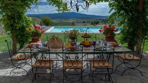 Outdoor dining - Bellosguardo, Castellina in Chianti, Siena and Chianti (Castellina in Chianti)