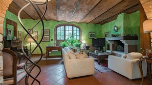 Fernseher, Kamin