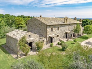 A stone building with a courtyard, surrounded by greenery and trees. - La Quercia, Casale Bellaluce, Orvieto, Orvieto in Umbria (Orvieto)