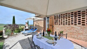Outdoor dining - Il Girasole, Castelnuovo Berardenga, Siena and Chianti (Castelnuovo Berardenga)