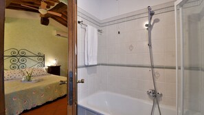 Hair dryer, towels - Casino di Vescine, Radda in Chianti, Siena and Chianti (Radda in Chianti)