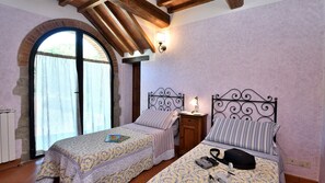 4 chambres, bureau, accès Internet, draps fournis