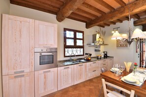 Fridge, oven, stovetop, dishwasher