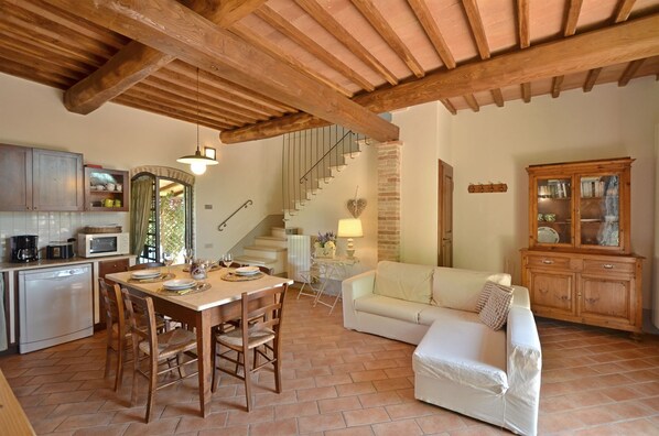 Een televisie en een open haard