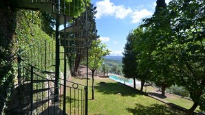 A view of a pool area surrounded by trees and a staircase leading to a building. - Villa Beba, Castellina in Chianti, Siena and Chianti (Castellina in Chianti)