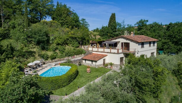 A two-story house with a swimming pool, surrounded by lush greenery and trees. - Il Boschetto, Radda in Chianti, Siena and Chianti (Radda in Chianti)