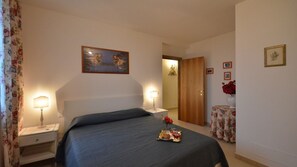 4 Schlafzimmer, Schreibtisch, Bügeleisen/Bügelbrett, Internetzugang