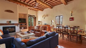 Een televisie en een open haard