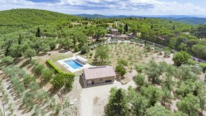 A villa surrounded by lush greenery and a large swimming pool. - Calafralina, Radda in Chianti, Siena and Chianti (Radda in Chianti)