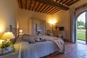 8 camere, una scrivania, accesso a Internet, lenzuola