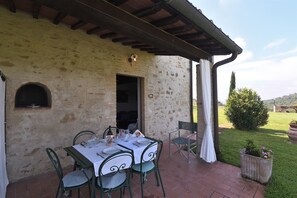 Outdoor dining - La Balla, Vecchio Fienile, Barberino Val d'Elsa, Florence and Chianti (Barberino Val d'Elsa)