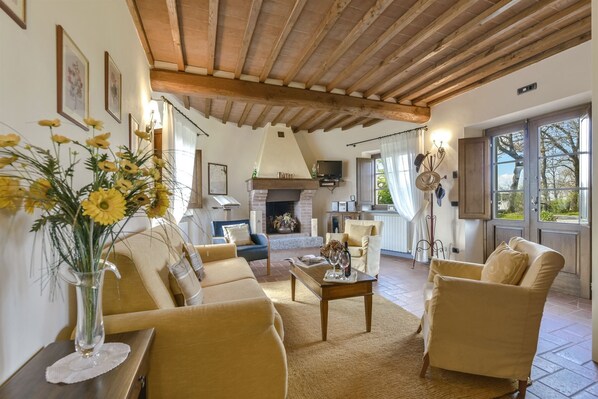 Televisie en een open haard