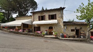 A stone building with a terrace, outdoor seating, and potted plants. - Mastro 3, San Sano, Gaiole in Chianti, Siena and Chianti (Gaiole in Chianti)