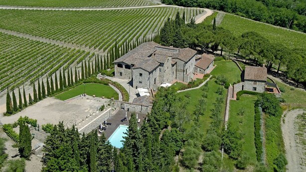 A large estate with a stone building, a swimming pool, and extensive vineyard fields. - Urania, Podere di Casalta, Castellina in Chianti, Siena and Chianti (Castellina in Chianti)
