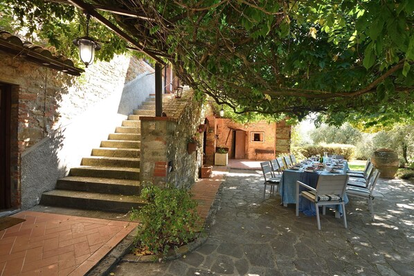 Outdoor dining - Villa la Maestà, Pergine Valdarno, Arezzo and Cortona (Pergine Valdarno)