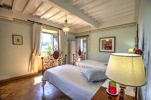 6 bedrooms, internet, bed sheets