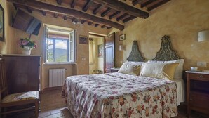 A bedroom with a bed, a chair, a window, and a view of the outdoors. - La Roccia, Brandeglio, Bagni di Lucca, Lucca and Viareggio (Bagni di Lucca)