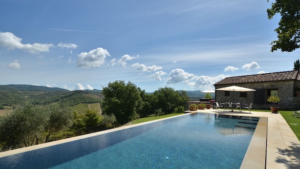 A swimming pool with a view of a stone building and hills in the background. - Le Cerreta, Gaiole in Chianti, Siena and Chianti (Gaiole in Chianti)