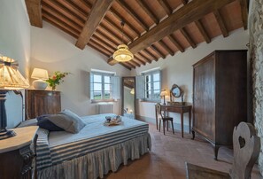 3 bedrooms, desk, Internet, bed sheets - Casa Virginia, Gaiole in Chianti, Siena and Chianti (Gaiole in Chianti)
