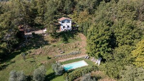 An aerial view of a house surrounded by dense forest, with a swimming pool and a garden area. - Il Paretaio, Montevarchi, Arezzo and Cortona (Montevarchi)