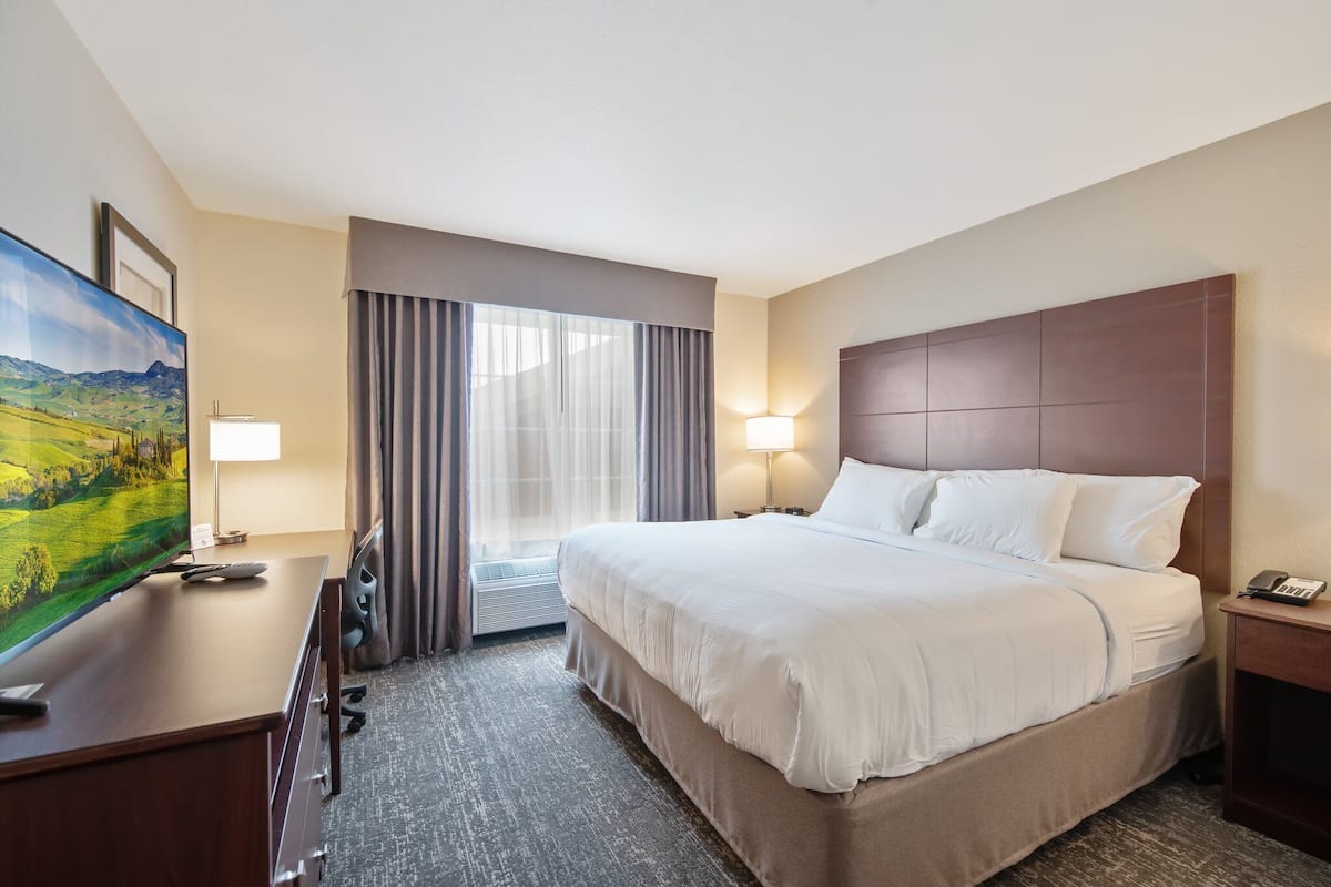 1 bedroom, premium bedding, pillowtop beds, in-room safe
