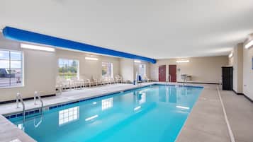 Piscina coperta, lettini