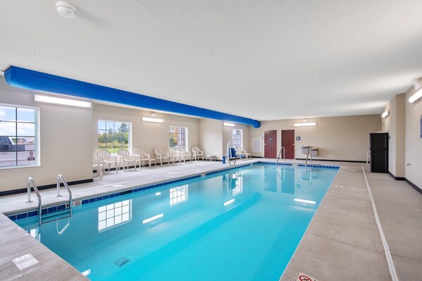 Indoor pool, sun loungers