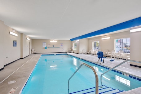 Indoor pool, sun loungers. Cobblestone Hotel & Suites - Austin