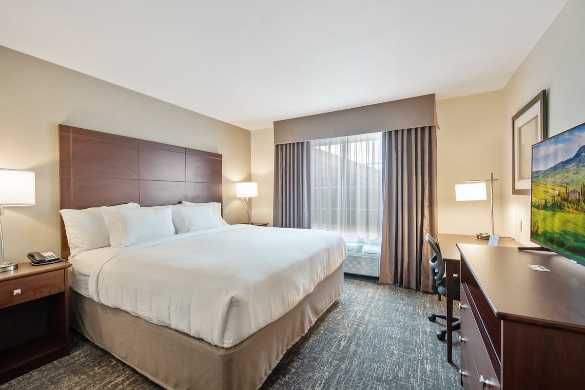1 bedroom, premium bedding, pillowtop beds, in-room safe