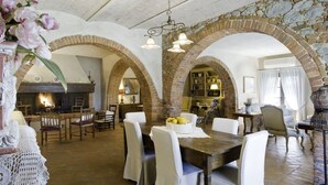 A rustic dining area with a brick fireplace, arched ceilings, and a cozy atmosphere. - Villa Il Colto, Terranuova Bracciolini, Arezzo and Cortona (Terranuova Bracciolini)