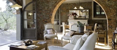 Flachbildfernseher, Kamin, Drucker