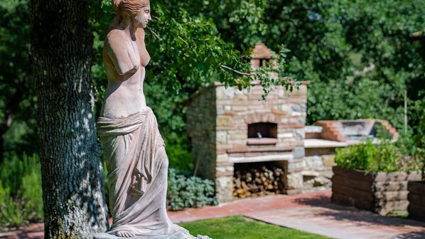 A statue of a woman in a garden with a stone fireplace and a brick oven. - Sestuccia, Gaiole in Chianti, Siena and Chianti (Gaiole in Chianti)