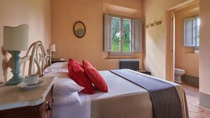 4 bedrooms, desk, internet, bed sheets