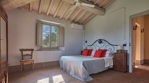 4 bedrooms, desk, Internet, bed sheets