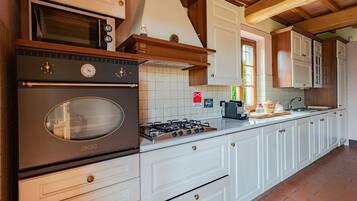 KĂŒhlschrank, Mikrowelle, Ofen, Herdplatte