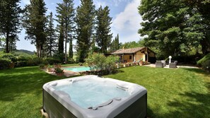 Outdoor spa tub - La Fornace, San Casciano in Val di Pesa, Florence and Chianti (San Casciano in Val di Pesa)