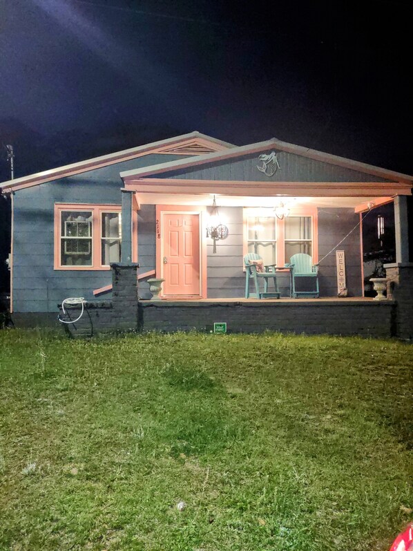 Exterior - 1941 beach bungalow/short term corp rental/pets ok/all util 30+days (Savannah)