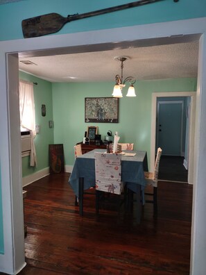 Dining - 1941 beach bungalow/short term corp rental/pets ok/all util 30+days (Savannah)